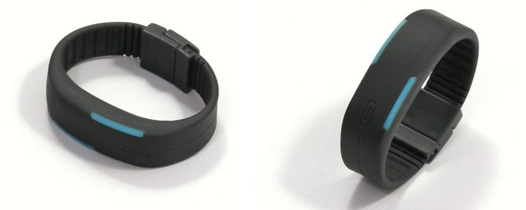Schwarzes Fitnessarmband mit blauen Akzenten.