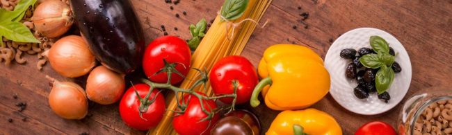 Vegane Zutaten für gesunde Mahlzeiten: Pasta, Gemüse, Zwiebeln, Tomaten, Paprika, Oliven. #FitnessEssen