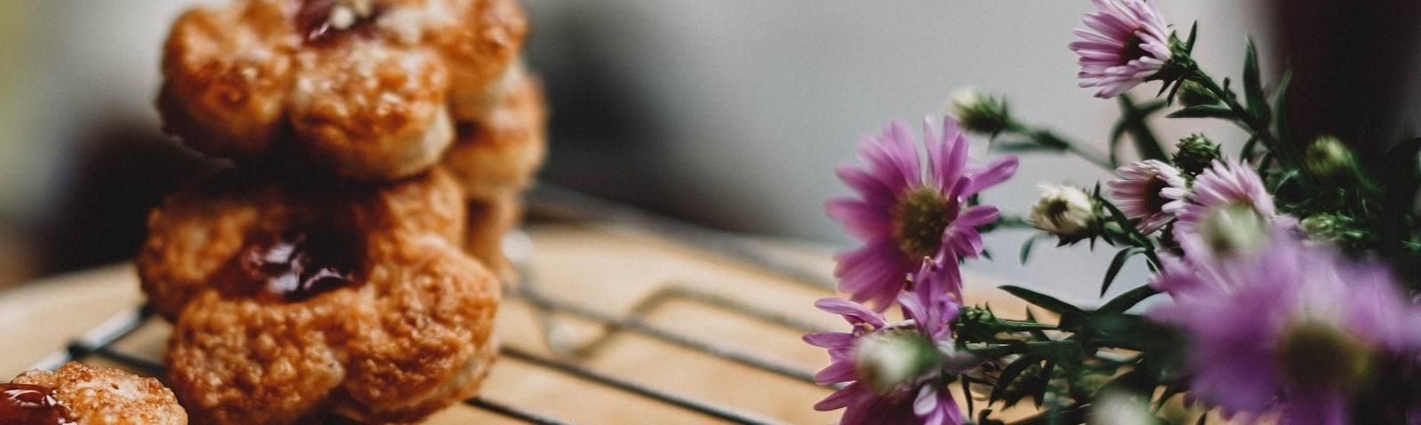 Gesunde Donuts und lila Blumen: Perfekt für Fitness-Fans.