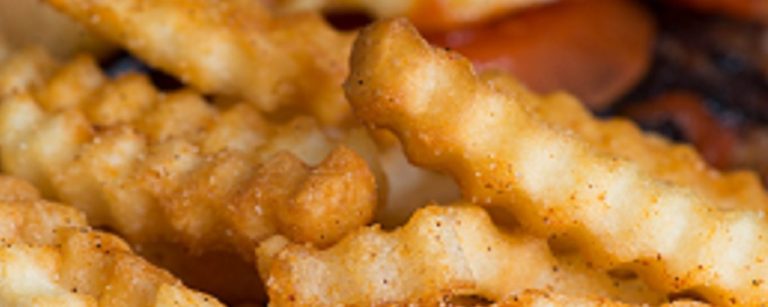 Knusprige Kartoffelwaffel-Pommes, perfekt gewürzt für einen gesunden Snack.