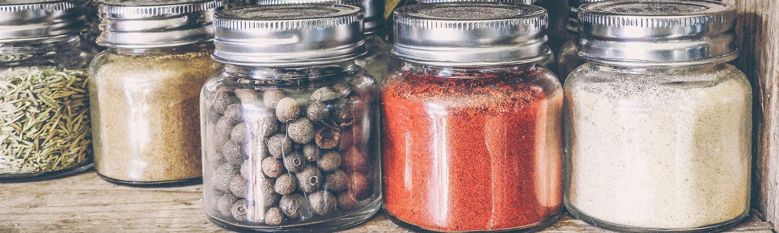 1711-langer-vers-1600×480 Gewürze für gesunde Ernährung: Kräuter, Gewürzkörner, Paprikapulver und mehr im Glas.
