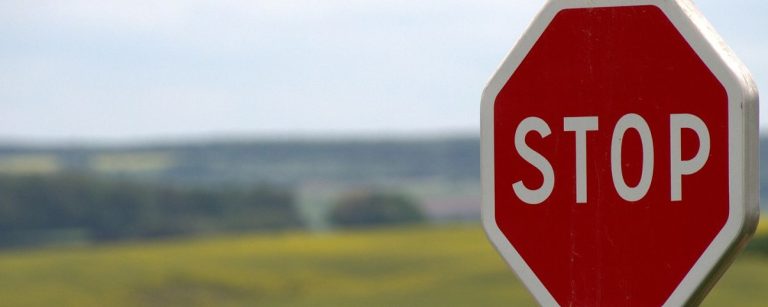 Stop-Schild im Feld für gesunde Ernährung und Fitness.