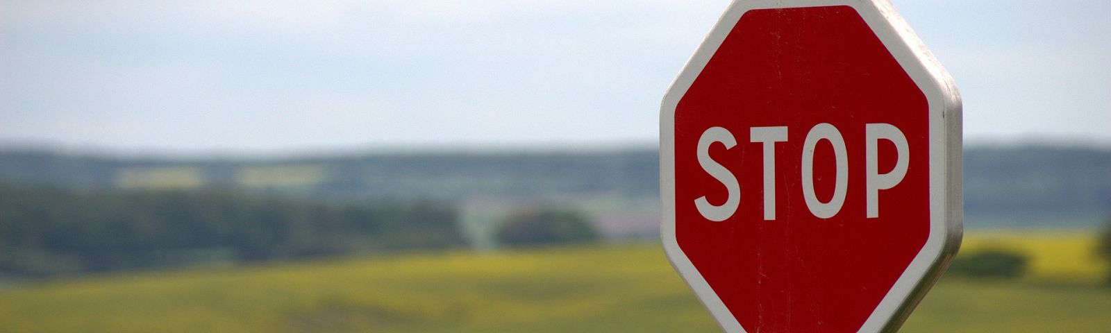 1711-nietroker-1600×480 Stop-Schild im Feld für gesunde Ernährung und Fitness.