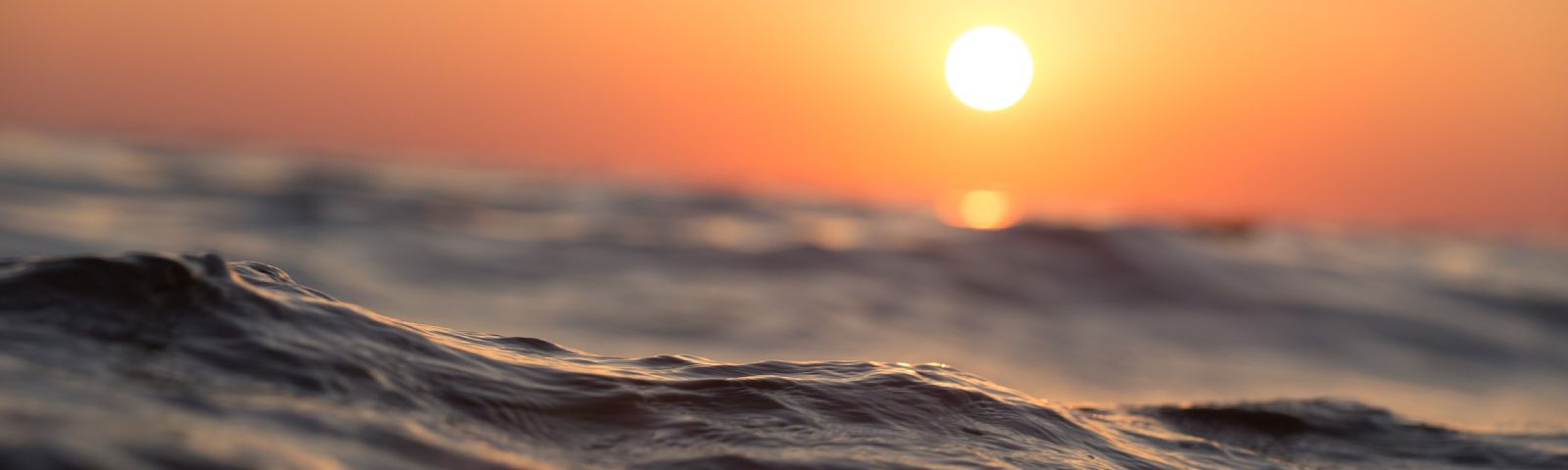 Sonnenuntergang über den Wellen, inspiriert zu aktiver Fitness und gesunder Ernährung.