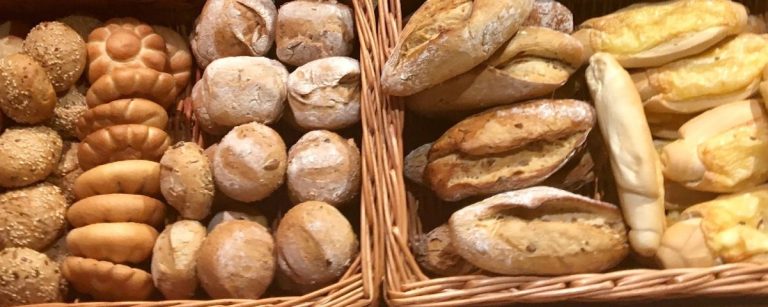 Vielfalt an gesunden Backwaren, ideal für Fitness-Ernährung. Vollkornbrote und Brötchen.