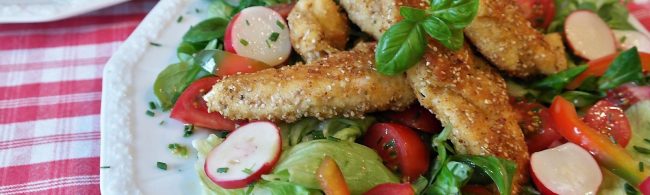 Hähnchen-Streifen mit Sesam auf Salat: Vitales Essen für Fitness-Fans.