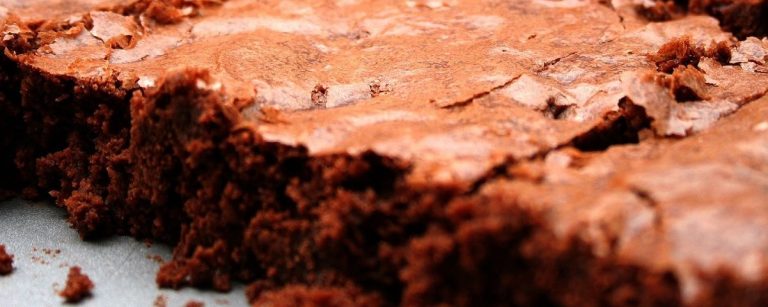 Saftige, proteinreiche Brownies aus dunkler Schokolade, ideal für Fitness-Gourmets.