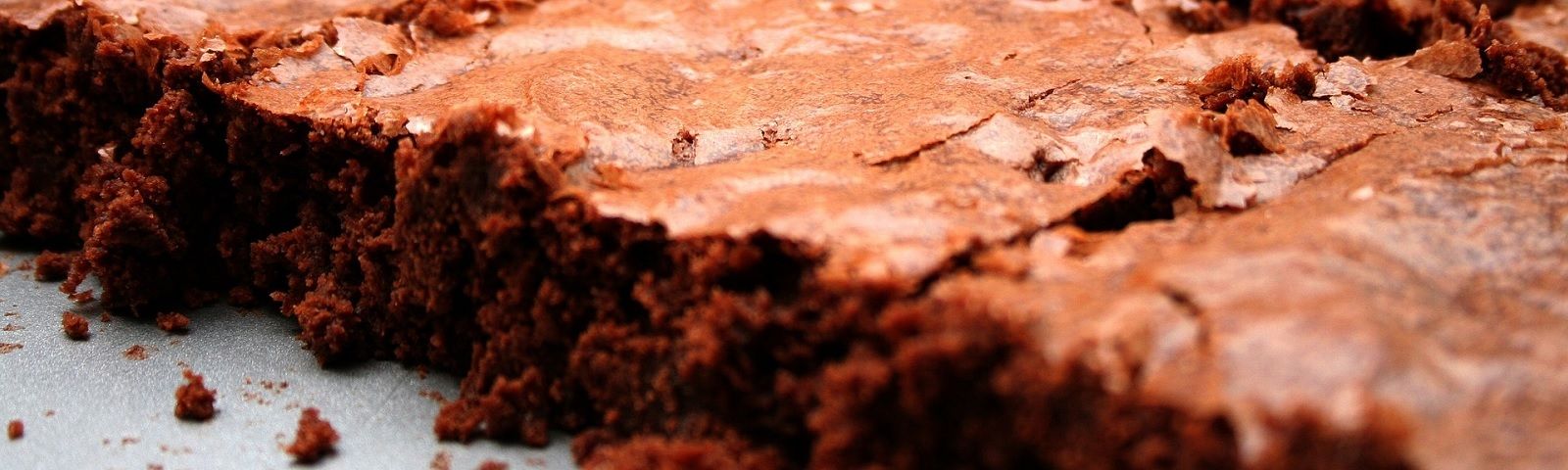 BF-chocolade-verdwijnt-1600×480 Saftige, proteinreiche Brownies aus dunkler Schokolade, ideal für Fitness-Gourmets.