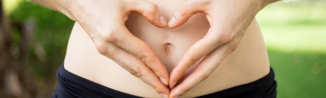BF-darm-brein-1600×480 Hände bilden ein Herz über dem Bauch. Fitnesstipps und gesunde Ernährung für ein Herz-Kreislauf-System.
