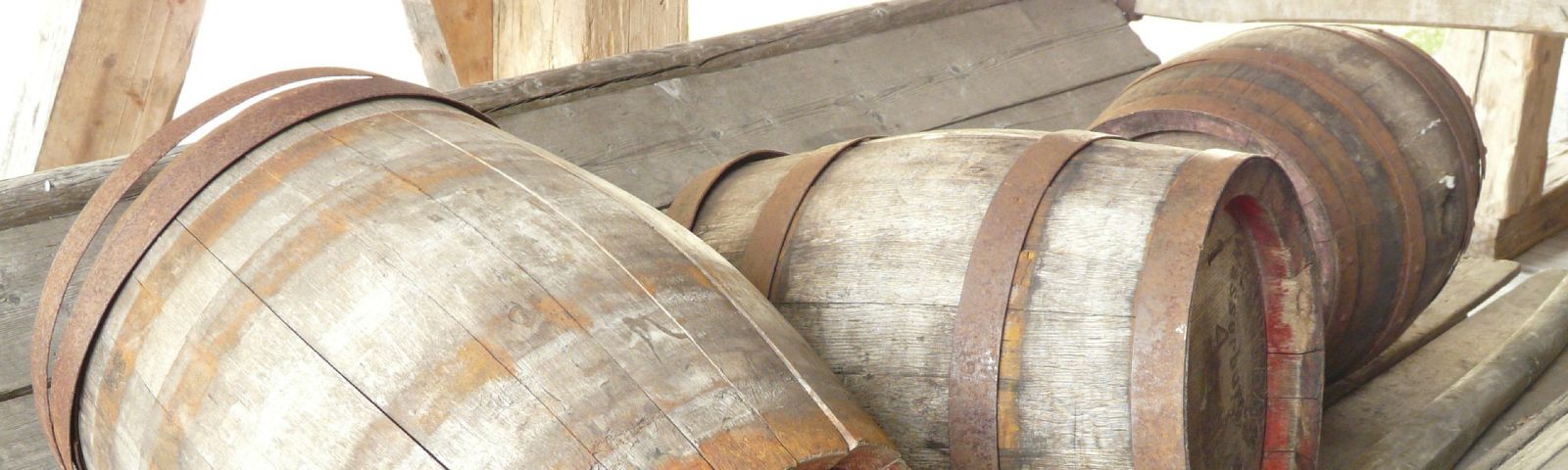 Alte Holzfässer aus Eiche: perfekt für die Lagerung von Sportlernahrung.