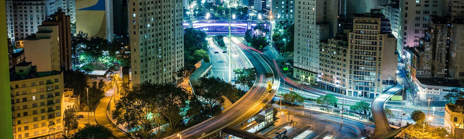 BF-herrie-1600×480 Dynamische nächtliche Stadtszene mit leuchtenden Autos und hohen Gebäuden, die Bewegung und Energie widerspiegeln, inspirierend für Fitness und Ernährung.