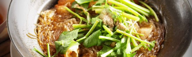 BF-indonesische-soep-1600×480 Gedünstete Glasnudeln mit Gemüse und Fleisch, ideal für eine gesunde Mahlzeit.