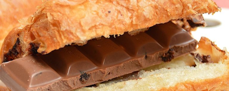 Schokoladen-Croissant als gesunde Snack-Option.