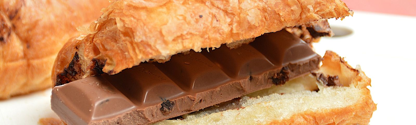 Schokoladen-Croissant als gesunde Snack-Option.