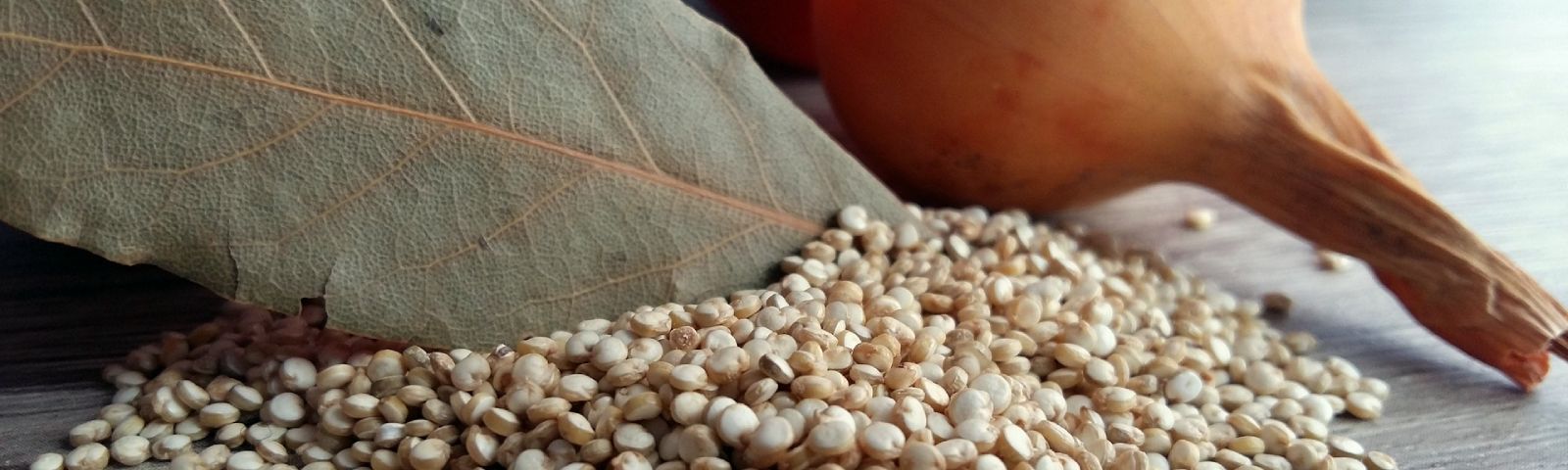 Quinoa-Samen und Lorbeerblatt für gesunde Ernährung. Ideal für Fitness und Sportler.