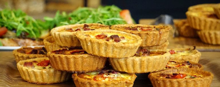 Herzhafte Quiche-Törtchen mit Speck und Tomaten für ausgewogene Ernährung und Fitness.