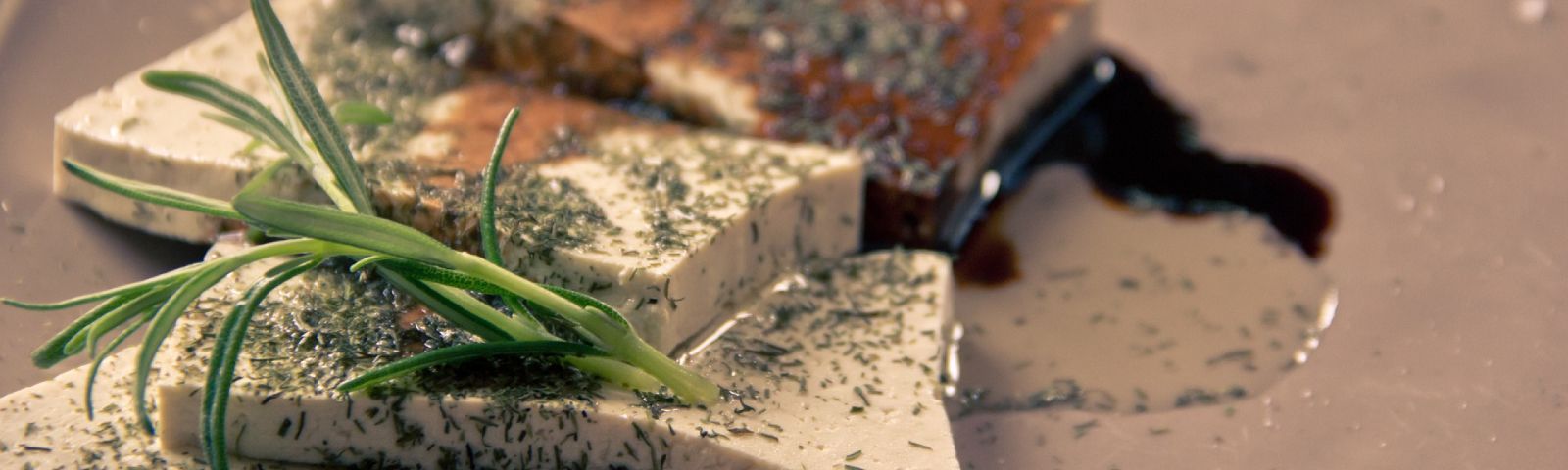 BF-soja-1600×480 Gegrillter Tofu mit Kräutern und Rosmarin, perfekt für Fitnessernährung.