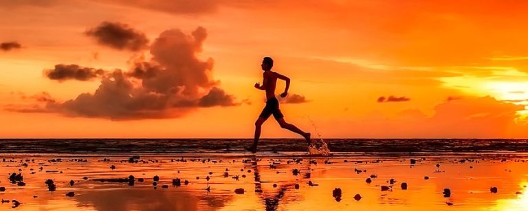 Läufer am Strand im Sonnenuntergang – Energie und Ausdauer für dein Training.