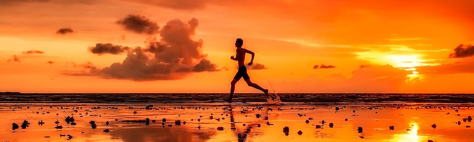 Läufer am Strand im Sonnenuntergang – Energie und Ausdauer für dein Training.