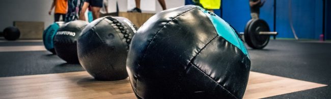 Schwarze Medizinbälle im Fitnessstudio für dein Training, perfekt für jede Ernährungsfirma.