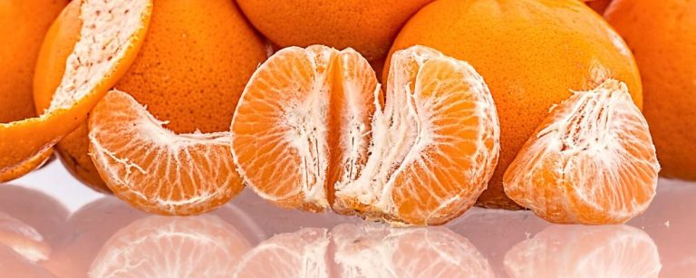 Gezielte Ernährung: Saftige Mandarinen für Fitness-Enthusiasten, voller Vitamine und Energie.