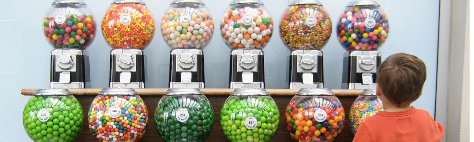 Gesunde Ernährung: Gumball-Maschinen mit farbenfrohen Snacks für Fitness-Fans.