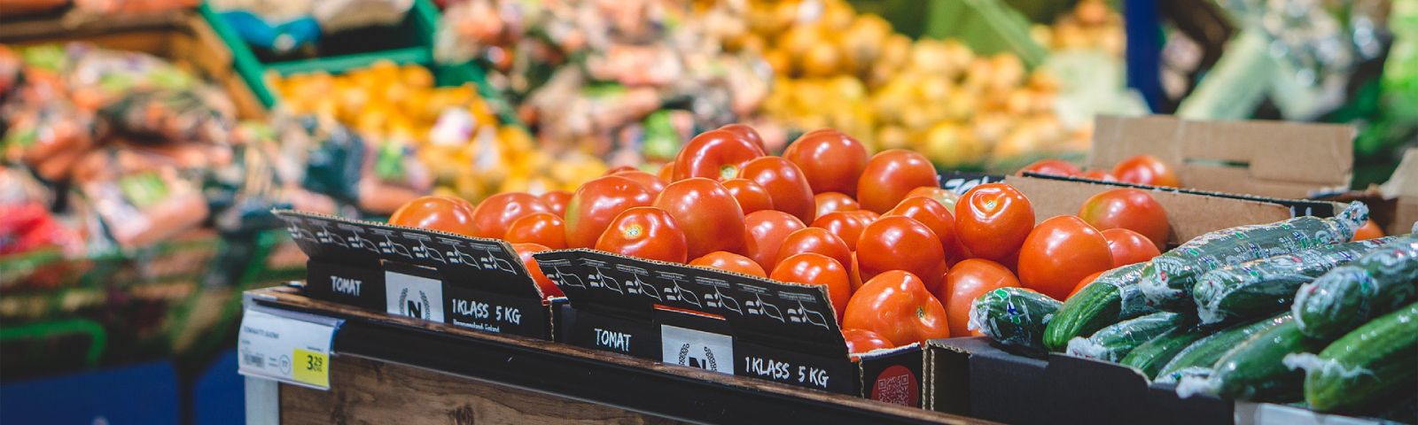 Frische Tomaten und Gurken, ideal für gesunde Fitnessmahlzeiten.