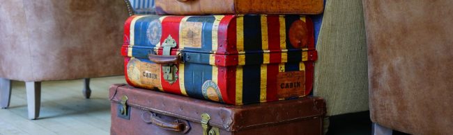 Vintage Koffer stapeln sich, perfekt für Trainings-Abenteuer.