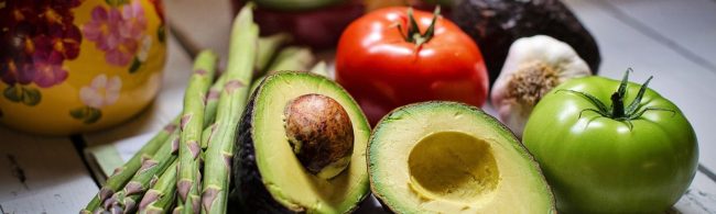 Frisches Gemüse für eine gesunde Ernährung: Avocado, Tomaten, Spargel und Knoblauch. Perfekt für Fitness-Rezepte.