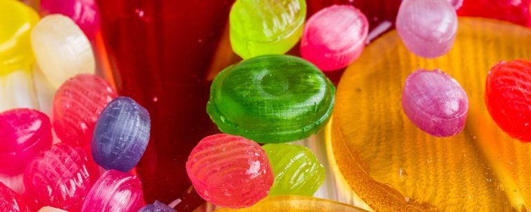 Bunte, zuckerfreie Bonbons als gesunder Snack.