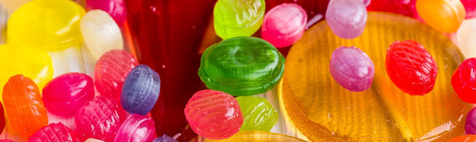 Bunte, zuckerfreie Bonbons als gesunder Snack.