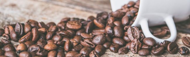 cafeine-sport-1600×480 Kaffeebohnen in einer Tasse, perfekt für Ihren Fitness-Energie-Kick.