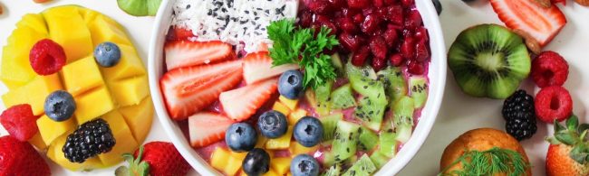 Fruchtiger Smoothie Bowl: Mango, Beeren, Kiwi & Granatapfel für deine Fitnessernährung.