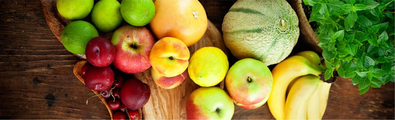gezonde-snack-groot Obst und Gemüse für gesunde Ernährung und Fitness. Äpfel, Beeren, Bananen, Zitronen, Melone und Kräuter.