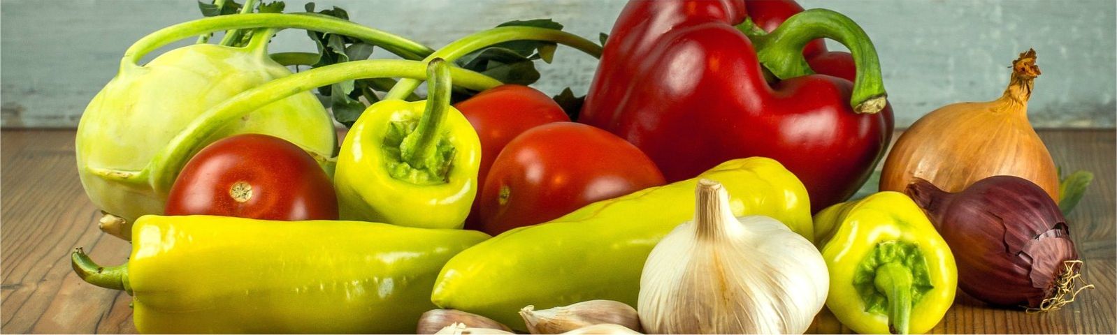 Frisches Gemüse: Kohlrabi, Tomaten, Paprika, Zwiebeln, Knoblauch für gesunde Ernährung.