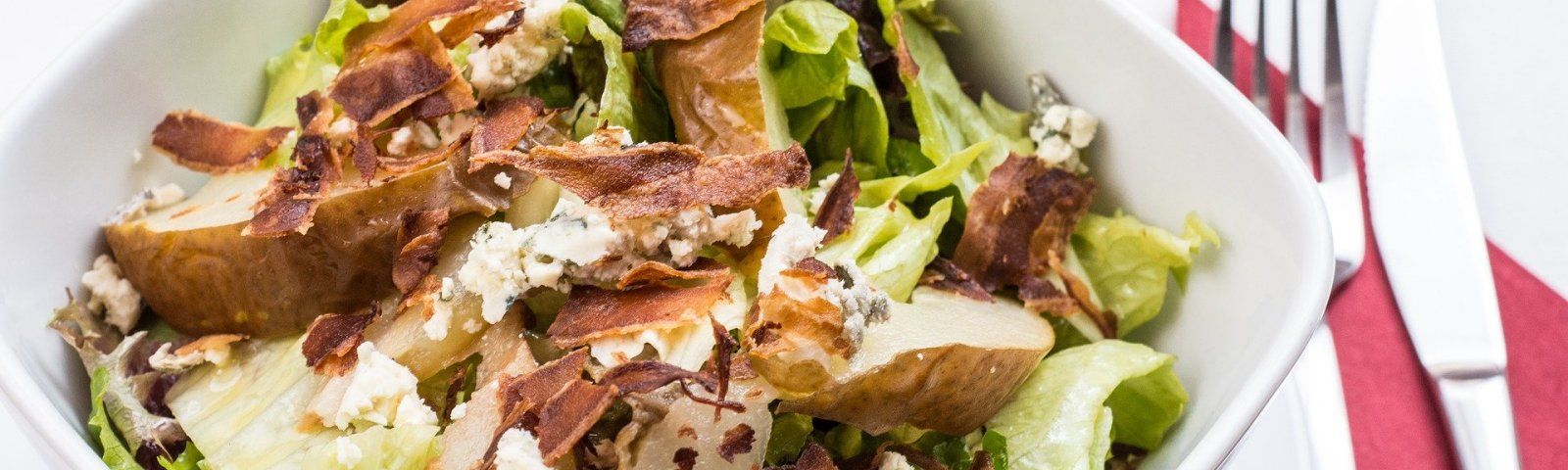 italian-salad-2156723-1920groot Herzhafter Fitness-Salat mit Kartoffeln, Blauschimmelkäse und knusprigem Speck.