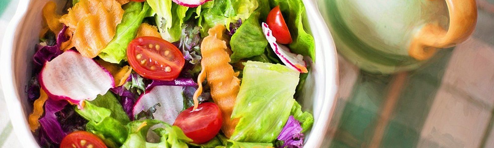 salad-791891-960-720groot Gesunder, bunter Salat in einer Schüssel, ideal für Fitness-Ernährung.