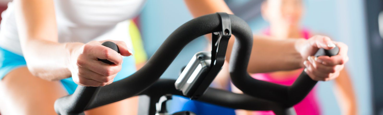 shutterstock-123602794groot Frau trainiert auf dem Fahrrad, Fitness, Ernährung, Gesundheit.