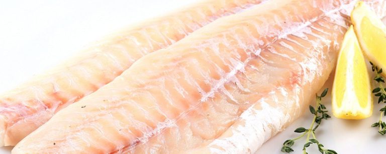 Rohe Fischfilets mit Zitrone und Kräutern, ideal für eine gesunde Ernährung.