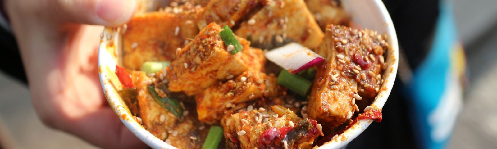 Deftiger Tofusalat mit Sesam und Gemüse – perfekt für dein Fitness-Ernährungsziel.