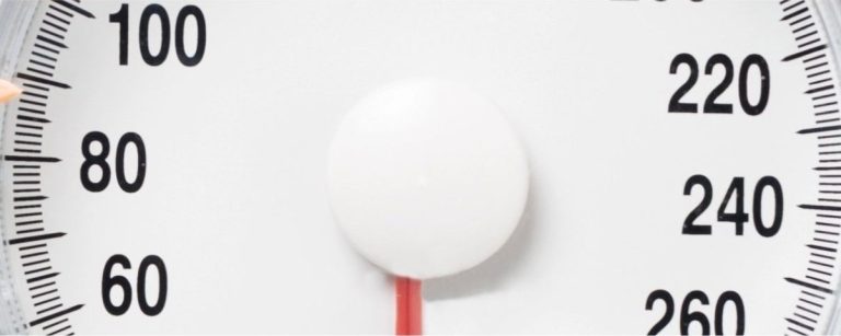 Blutdruckmessgerät mit Werten zwischen 60 und 260, ideal für Fitness- und Ernährungsüberwachung.