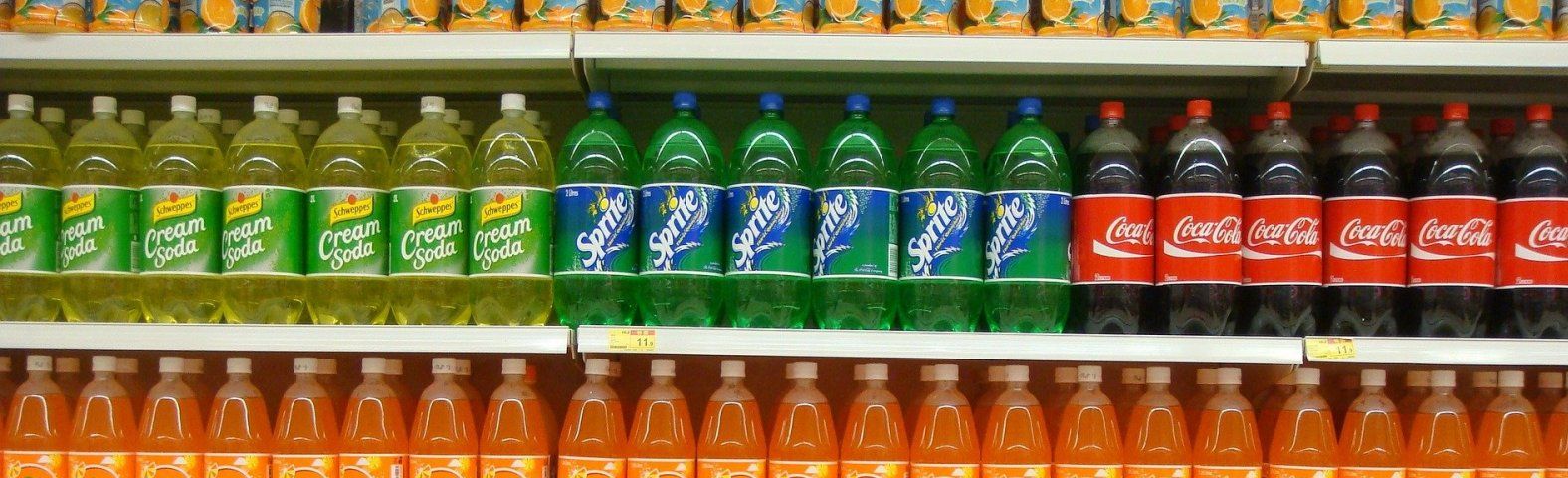 supermarket-1229744-1920groot Regal voller Erfrischungsgetränke: Cream Soda, Sprite, Coca-Cola und Orangenlimonade für Fitness-Fans.