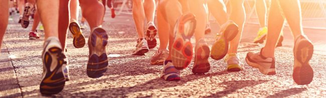 Läufer beim Rennen, gesunde Ernährung für Leistung und Wohlbefinden.