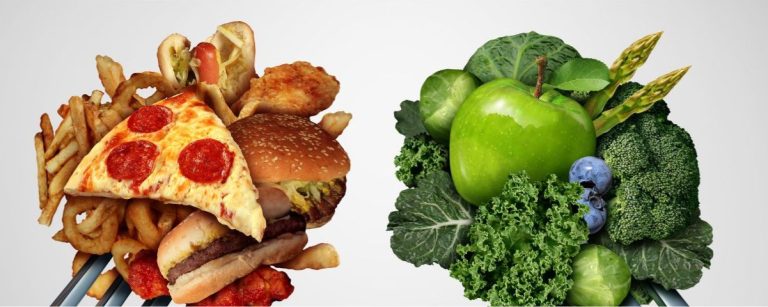 Gesunde Ernährung vs. Fast Food: Apfel, Gemüse & Beeren gegen Pizza, Burger & Pommes für Ihr Fitnessziel.