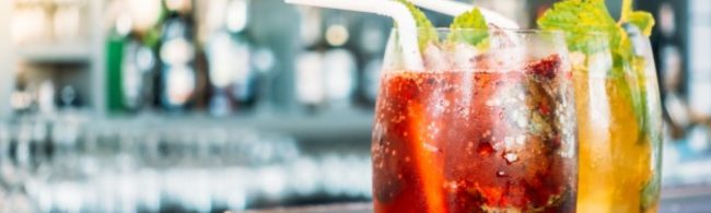 Getränke in Gläsern mit Minze und Eis, perfekt für Fitness-Fans.