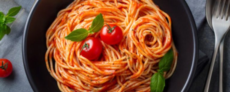 Spaghetti mit Tomatensauce, Basilikum und Kirschtomaten – gesundes Gericht für Fitness.