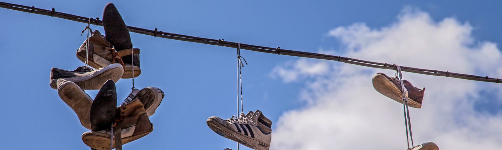 Schuhe an Schnüren für sportliche Inspiration und gesunde Ernährung.