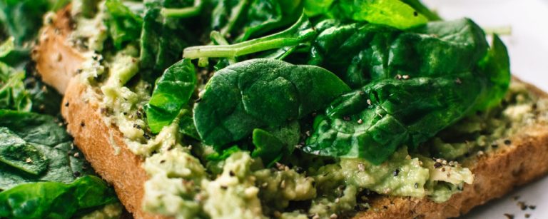 Avocado-Toast mit Spinat, perfekt für gesunde Fitness-Ernährung und schnelle Mahlzeiten.