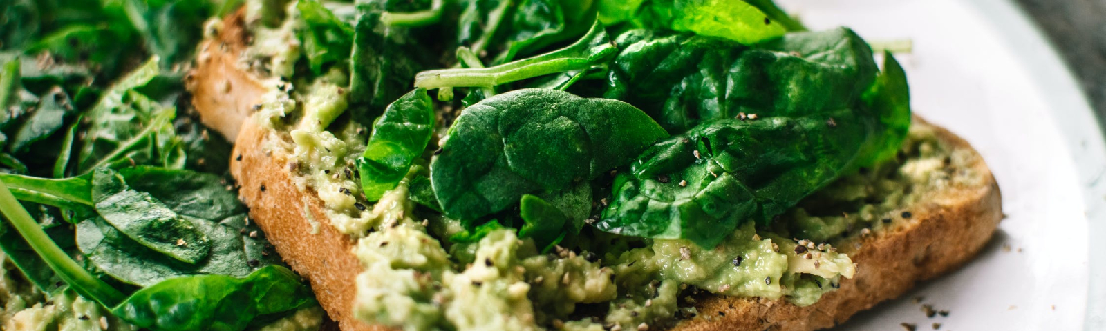 minderen met vlees 1600×480 Avocado-Toast mit Spinat, perfekt für gesunde Fitness-Ernährung und schnelle Mahlzeiten.