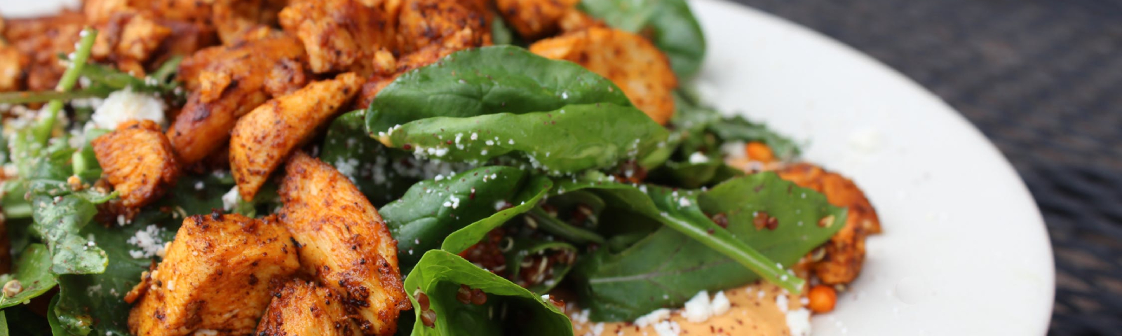 Herzhafter Hähnchensalat mit Quinoa und Spinat für eine gesunde Ernährung.
